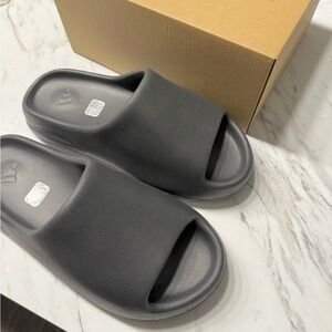 Yeezy Slide Onyx 12